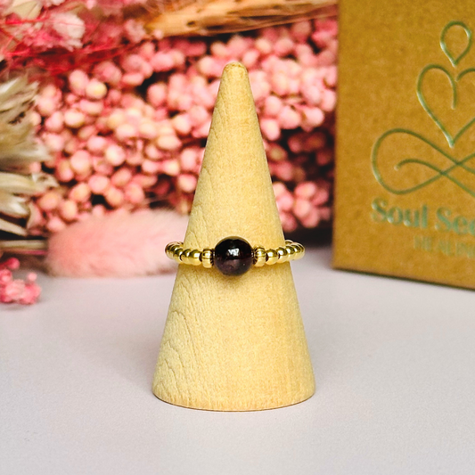 Gold vermeil garnet ring featuring a 6mm smooth round garnet bead on a elasticated ring band of 2.5mm gold vermeil beads.