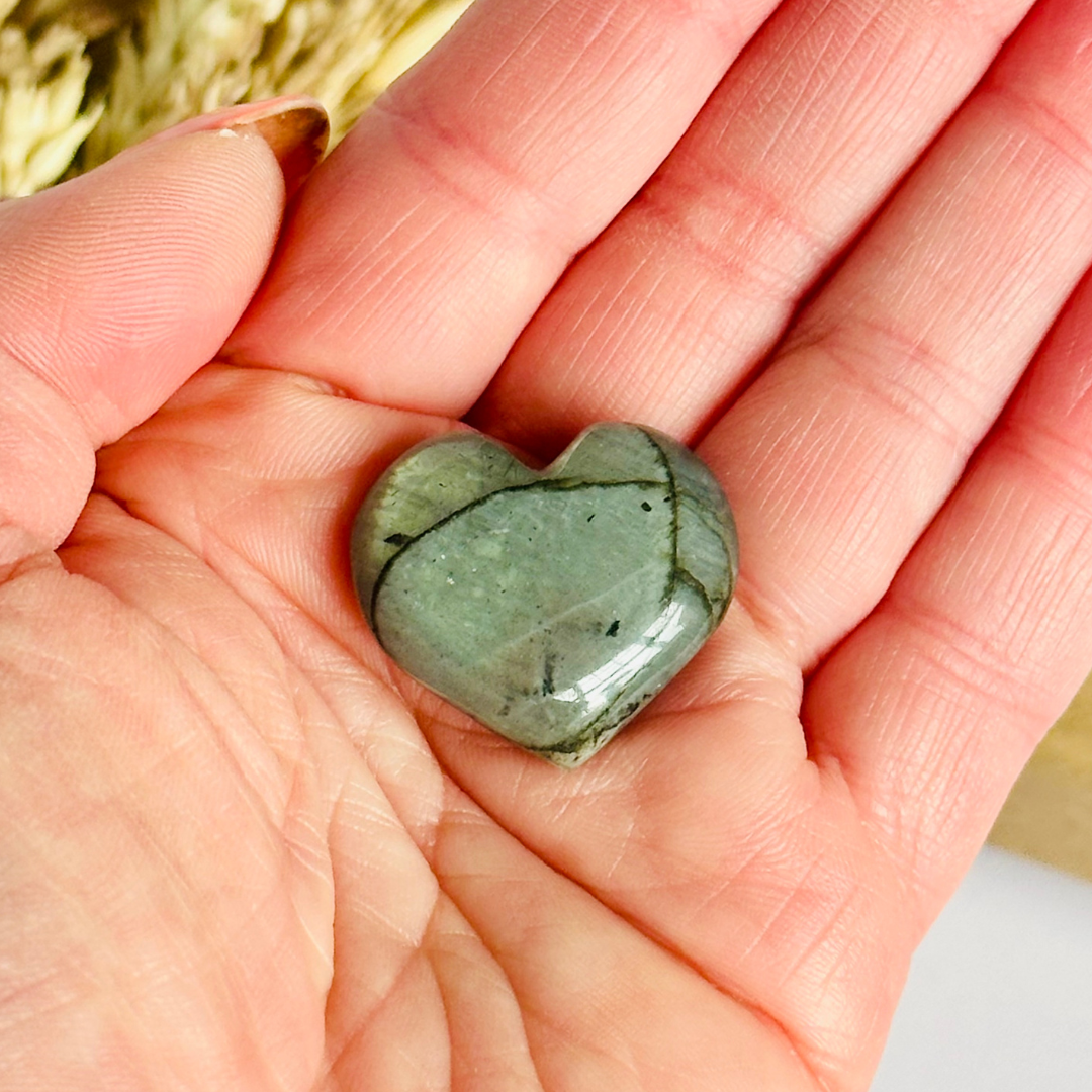 25mm heart shaped labradorite crystal shape, labradorite carving, labradorite heart. A stone for imagination, aura protection and inner wisdom, pocket hug