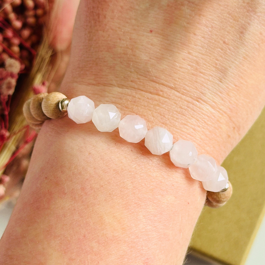 Rose quartz and raw rosewood elasticated essential oil diffuser bracelet. Made with 8mm star cut rose quartz beads, 8mm round raw rosewood beads and your choice of sterling silver, gold vermeil or rose gold vermeil spacer beads￼
