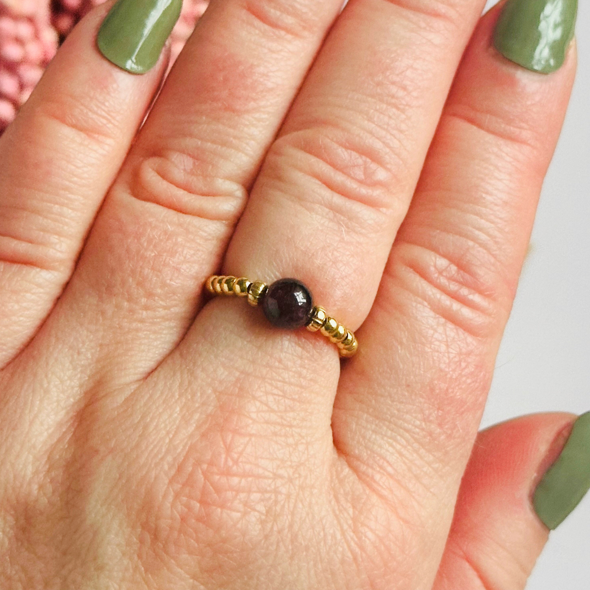 Gold vermeil garnet ring featuring a 6mm smooth round garnet bead on a elasticated ring band of 2.5mm gold vermeil beads.